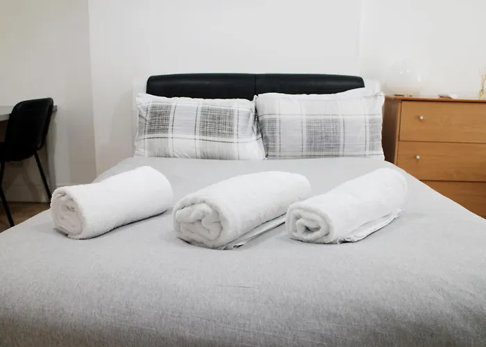 Large Studio Garden Flat On Golders Green Road