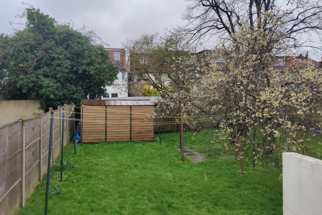 Appartamento Large Garden Flat On Golders Road Londra