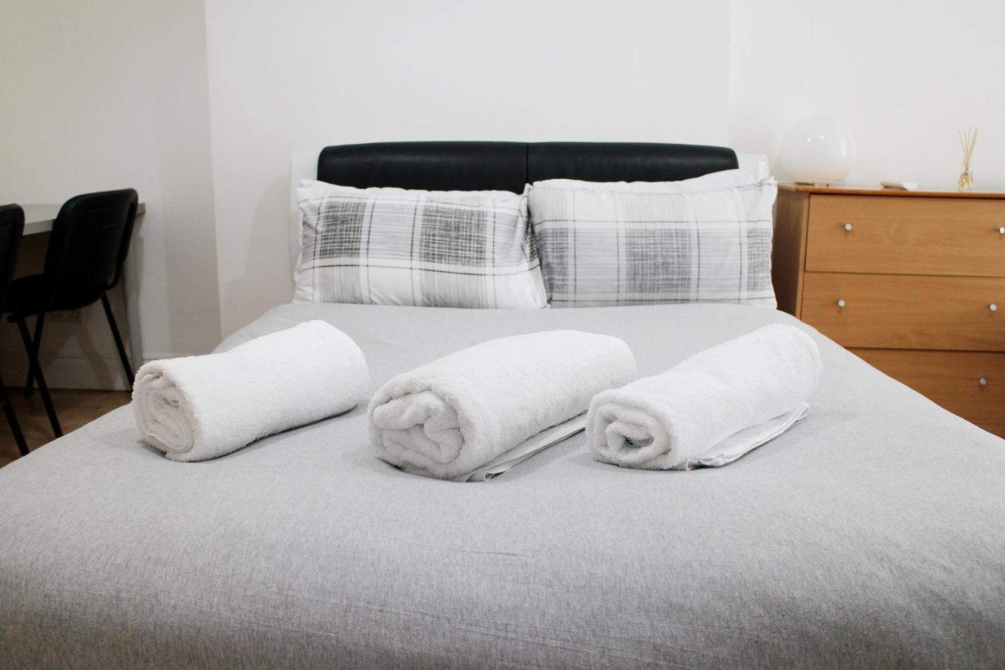 Large Garden Flat On Golders Road Appartamento *