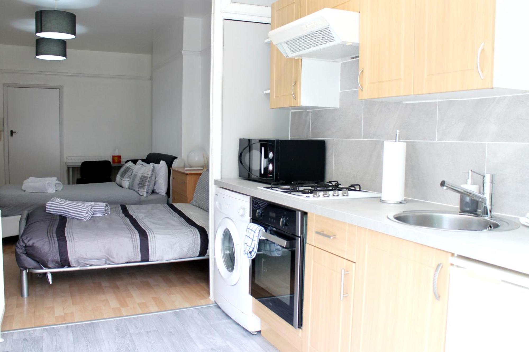 Large Garden Flat On Golders Road * Londra