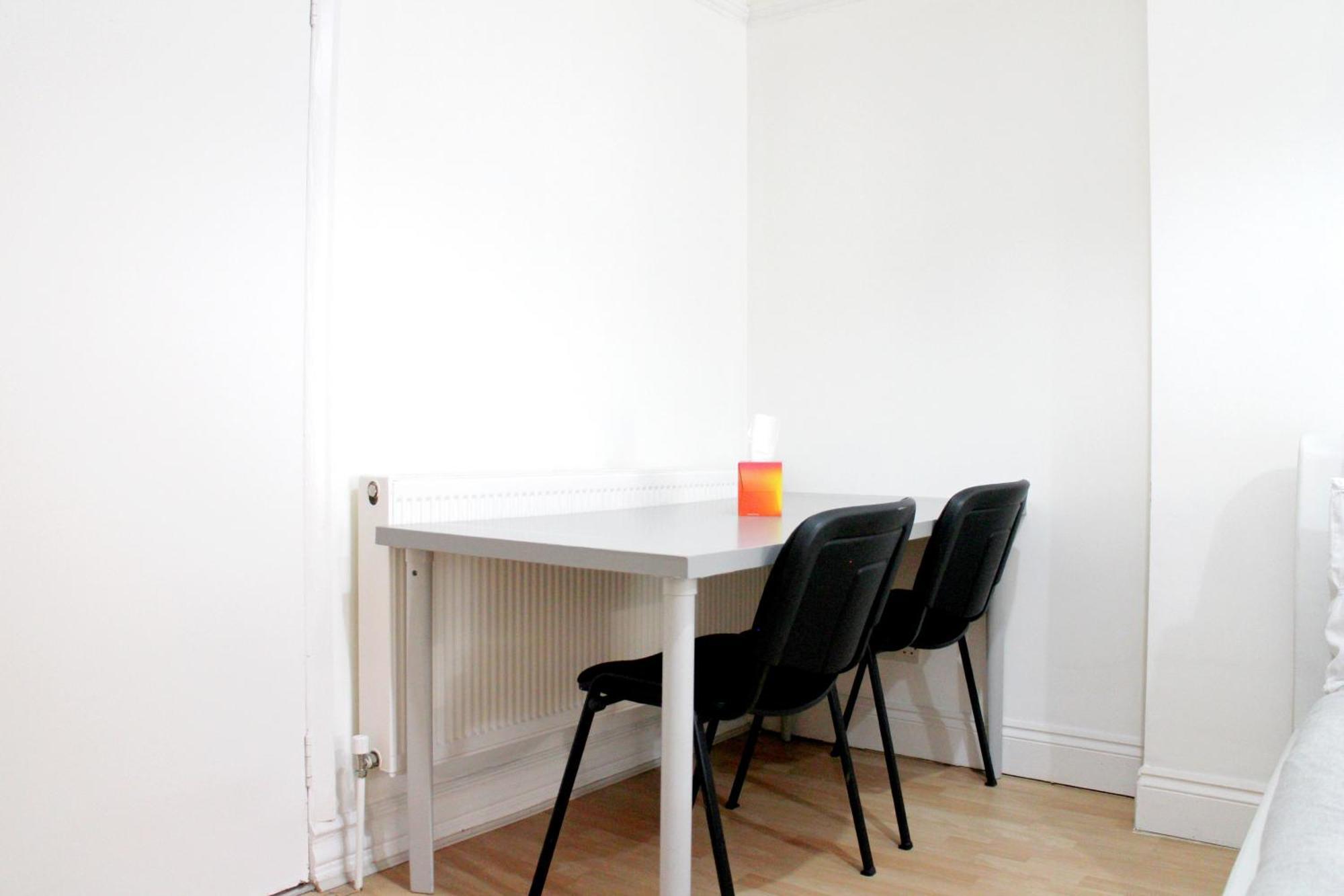 Appartamento Large Garden Flat On Golders Road Londra