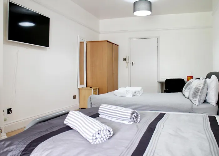Large Studio Garden Flat On Golders Green Road